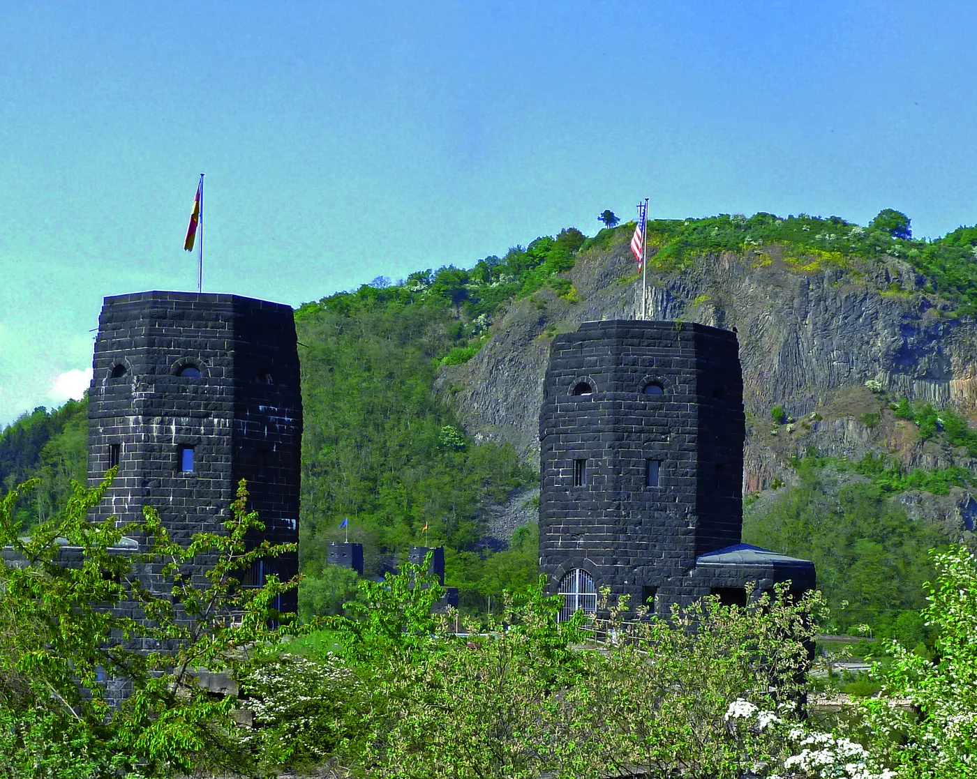 Die erhaltenen Brückentürme der Brücke von Remagen am Rhein