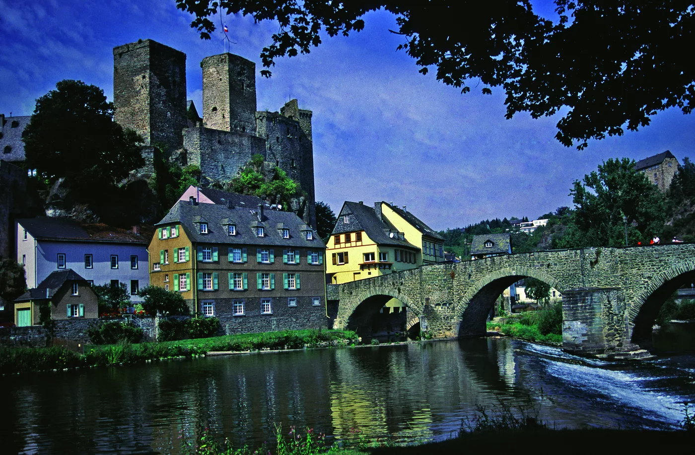 Burg Runkel über der Lahn mit der steinernen Bogenbrücke